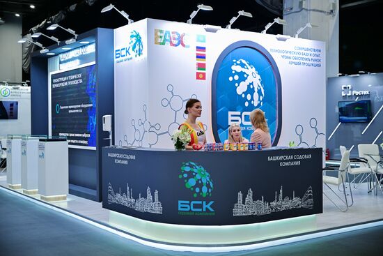 Стенд Башкирской содовой компании на выставке Евразийского экономического форума на территории Парка науки и искусства "Сириус". Место: Россия, Федеральная территория "Сириус". Автор: Рамиль Ситдиков/РИА Новости. ЕАЭС-2023. Работа форума