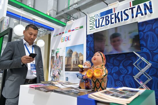Стенд Узбекистана на выставке Евразийского экономического форума на территории Парка науки и искусства "Сириус". Место: Россия, Федеральная территория "Сириус". Автор: Алексей Никольский/РИА Новости. ЕАЭС-2023. Работа форума
