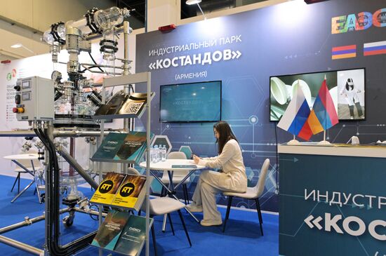 Стенд индустриального парка "Костандов" (Армения) на выставке Евразийского экономического форума на территории Парка науки и искусства "Сириус". Место: Россия, Федеральная территория "Сириус". Автор: Алексей Никольский/РИА Новости. ЕАЭС-2023. Работа форума