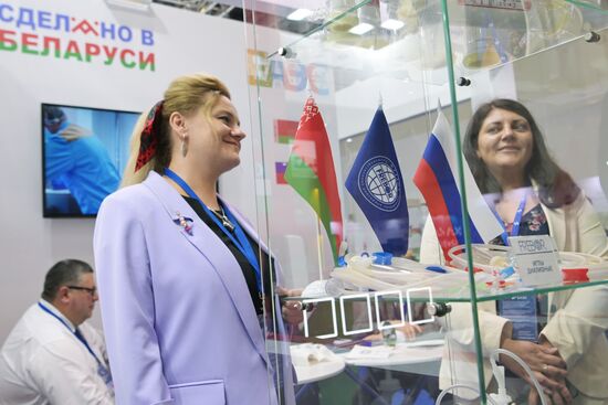 Участницы Евразийского экономического форума на территории Парка науки и искусства "Сириус". Место: Россия, Федеральная территория "Сириус". Автор: Алексей Никольский/РИА Новости. ЕАЭС-2023. Работа форума