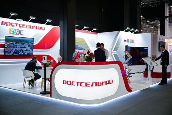 Стенд компании "Ростсельмаш" на выставке Евразийского экономического форума на территории Парка науки и искусства "Сириус". Место: Россия, Федеральная территория "Сириус". Автор: Рамиль Ситдиков/РИА Новости. ЕАЭС-2023. Работа форума