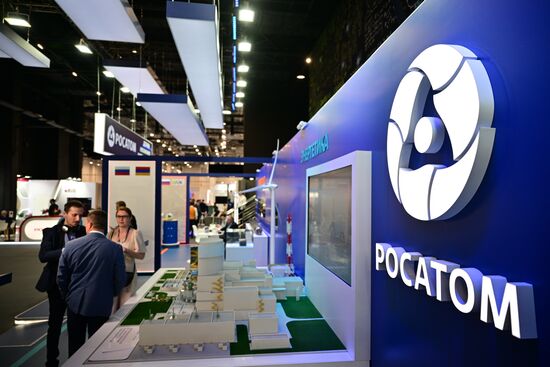 Стенд госкорпорации "Росатом" на выставке Евразийского экономического форума на территории Парка науки и искусства "Сириус". Место: Россия, Федеральная территория "Сириус". Автор: Рамиль Ситдиков/РИА Новости. ЕАЭС-2023. Работа форума