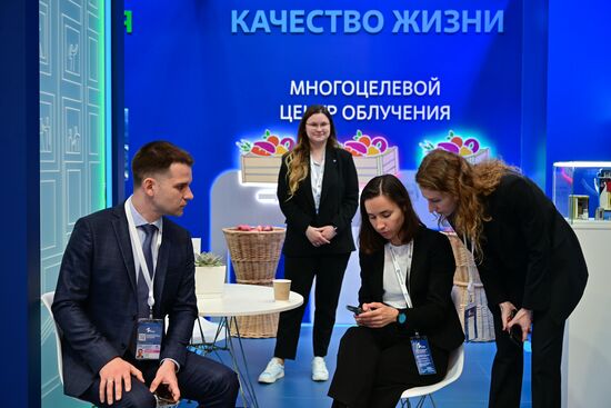 Стенд госкорпорации "Росатом" на выставке Евразийского экономического форума на территории Парка науки и искусства "Сириус". Место: Россия, Федеральная территория "Сириус". Автор: Рамиль Ситдиков/РИА Новости. ЕАЭС-2023. Работа форума