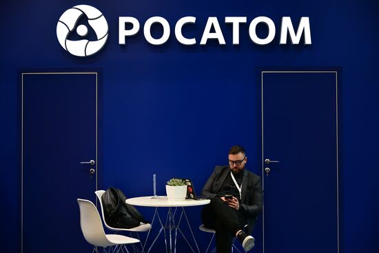 Стенд госкорпорации "Росатом" на выставке Евразийского экономического форума на территории Парка науки и искусства "Сириус". Место: Россия, Федеральная территория "Сириус". Автор: Рамиль Ситдиков/РИА Новости. ЕАЭС-2023. Работа форума
