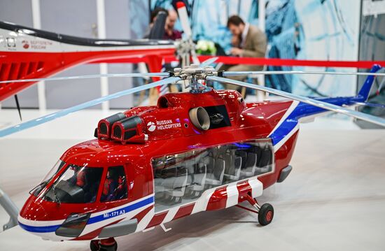 Макет вертолета Ми-171 А3 на стенде компании "Вертолеты России" на выставке Евразийского экономического форума на территории Парка науки и искусства "Сириус". Место: Россия, Федеральная территория "Сириус". Автор: Рамиль Ситдиков/РИА Новости. ЕАЭС-2023. Работа форума