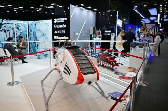 Беспилотный вертолет "БАС-200" на стенде компании "Вертолеты России" на выставке Евразийского экономического форума на территории Парка науки и искусства "Сириус". Место: Россия, Федеральная территория "Сириус". Автор: Рамиль Ситдиков/РИА Новости. ЕАЭС-2023. Работа форума
