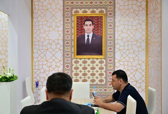 Стенд Туркменистана на выставке Евразийского экономического форума на территории Парка науки и искусства "Сириус". В центре: портрет президента Туркменистана Сердара Бердымухамедова. Место: Россия, Федеральная территория "Сириус". Автор: Рамиль Ситдиков/РИА Новости. ЕАЭС-2023. Работа форума