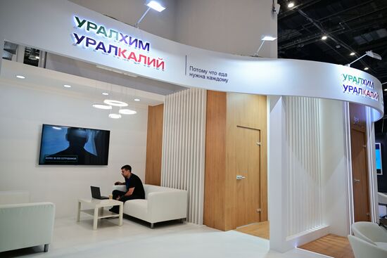 Стенд "Уралхима" и "Уралкалия" на выставке Евразийского экономического форума на территории Парка науки и искусства "Сириус". Место: Россия, Федеральная территория "Сириус". Автор: Рамиль Ситдиков/РИА Новости. ЕАЭС-2023. Работа форума