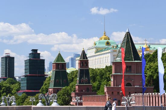 Праздничное украшение города ко Дню России
