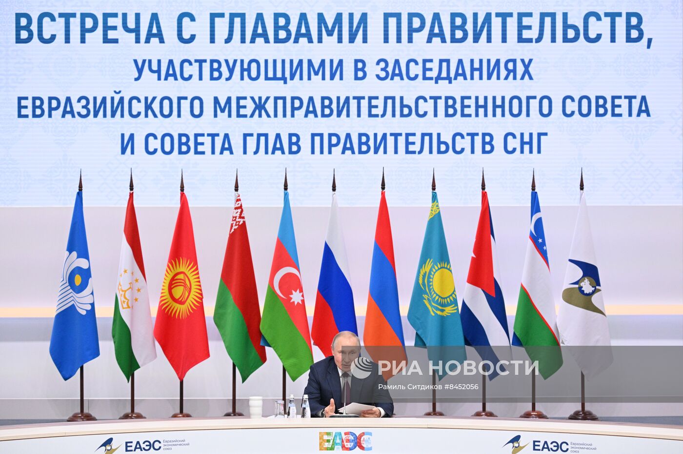Президент РФ В. Путин провел встречу с главами правительств, участвующих в заседаниях ЕМПС и совета глав правительств СНГ