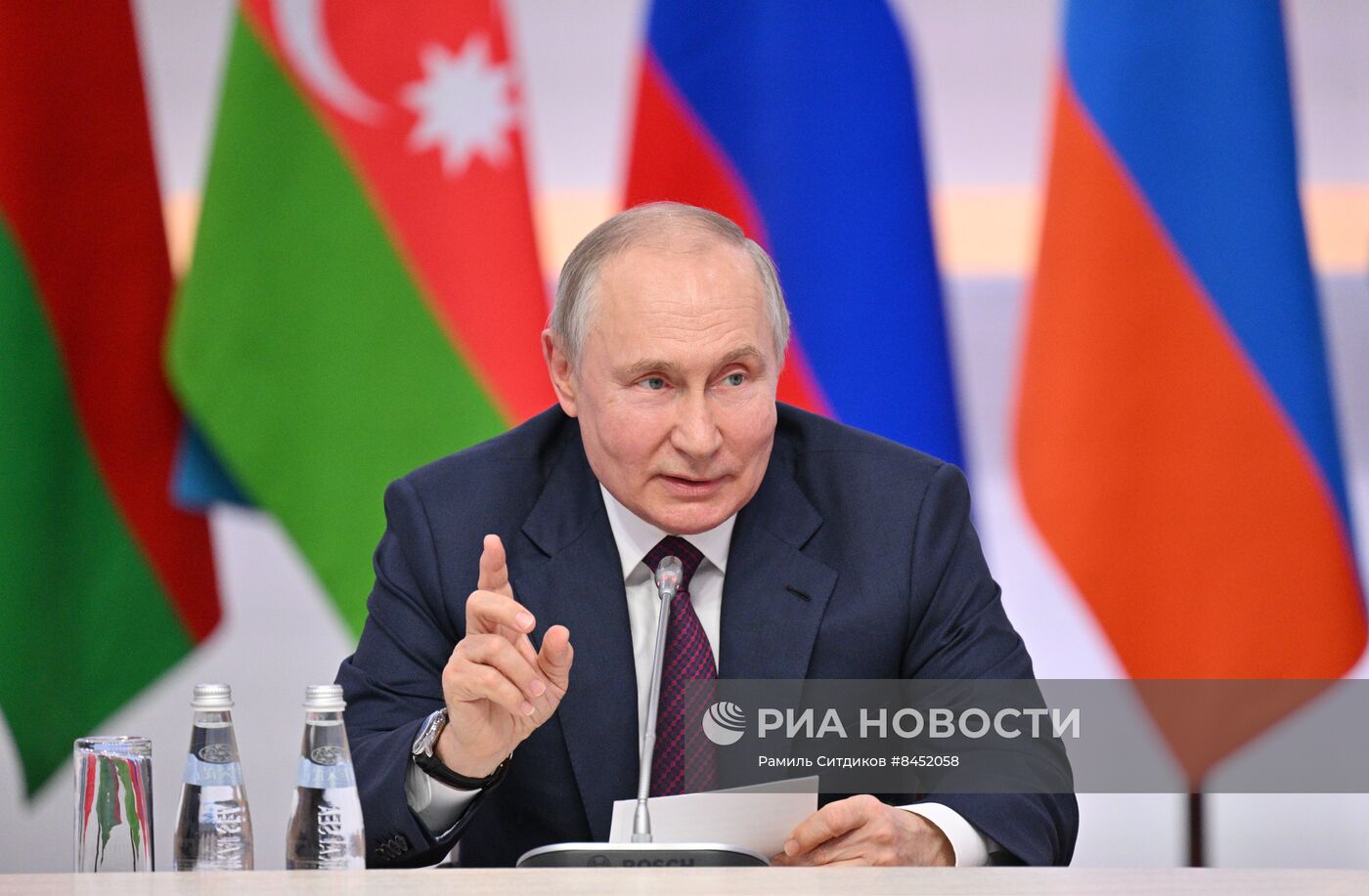 Президент РФ В. Путин провел встречу с главами правительств, участвующих в заседаниях ЕМПС и совета глав правительств СНГ