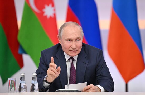 Президент РФ В. Путин провел встречу с главами правительств, участвующих в заседаниях ЕМПС и совета глав правительств СНГ 