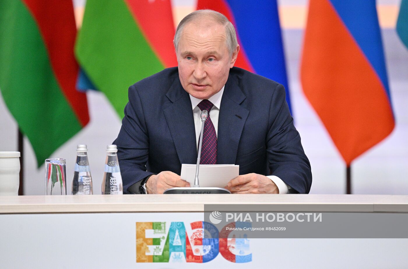 Президент РФ В. Путин провел встречу с главами правительств, участвующих в заседаниях ЕМПС и совета глав правительств СНГ