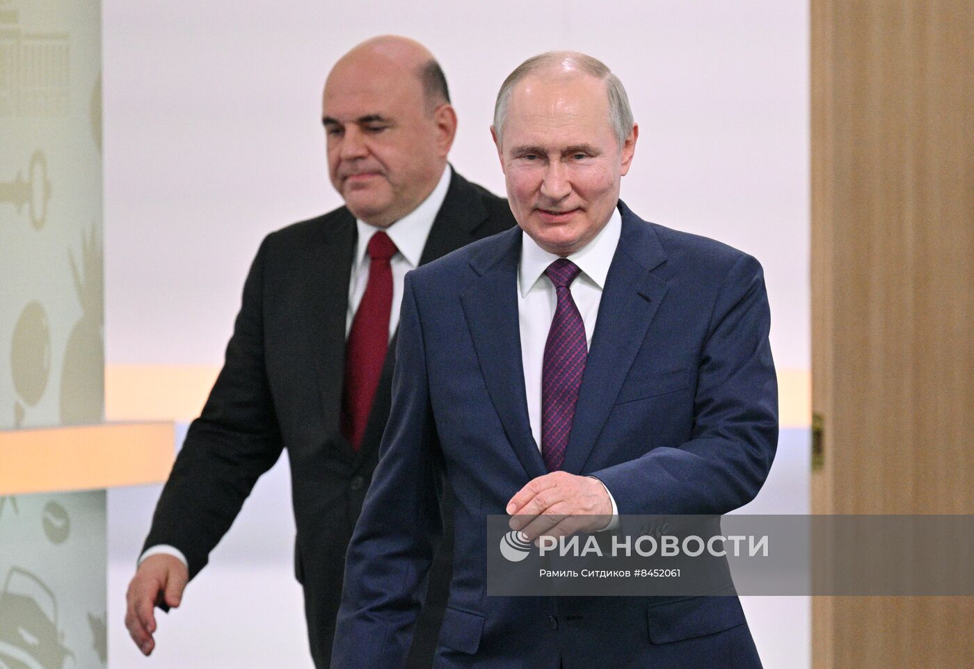 Президент РФ В. Путин провел встречу с главами правительств, участвующих в заседаниях ЕМПС и совета глав правительств СНГ