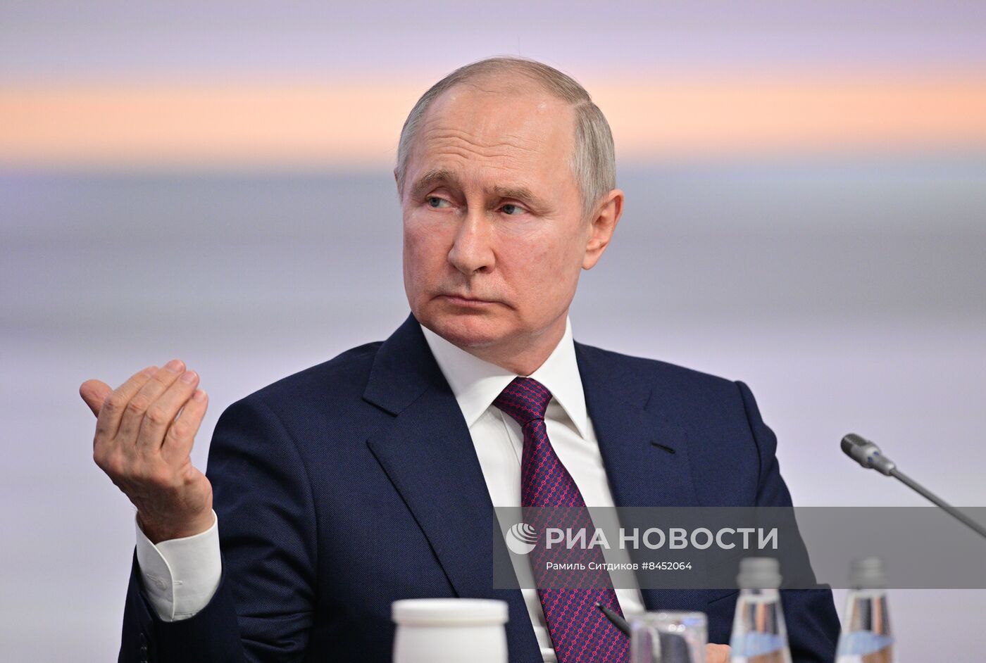 Президент РФ В. Путин провел встречу с главами правительств, участвующих в заседаниях ЕМПС и совета глав правительств СНГ