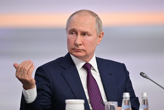 Президент РФ В. Путин провел встречу с главами правительств, участвующих в заседаниях ЕМПС и совета глав правительств СНГ 