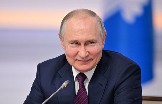 Президент РФ Владимир Путин на встрече с главами, участвующими в заседаниях Евразийского межправительственного совета и совета глав правительств СНГ. Место: Россия, Федеральная территория "Сириус". Автор: Рамиль Ситдиков/РИА Новости. Президент РФ В. Путин провел встречу с главами правительств, участвующих в заседаниях ЕМПС и совета глав правительств СНГ