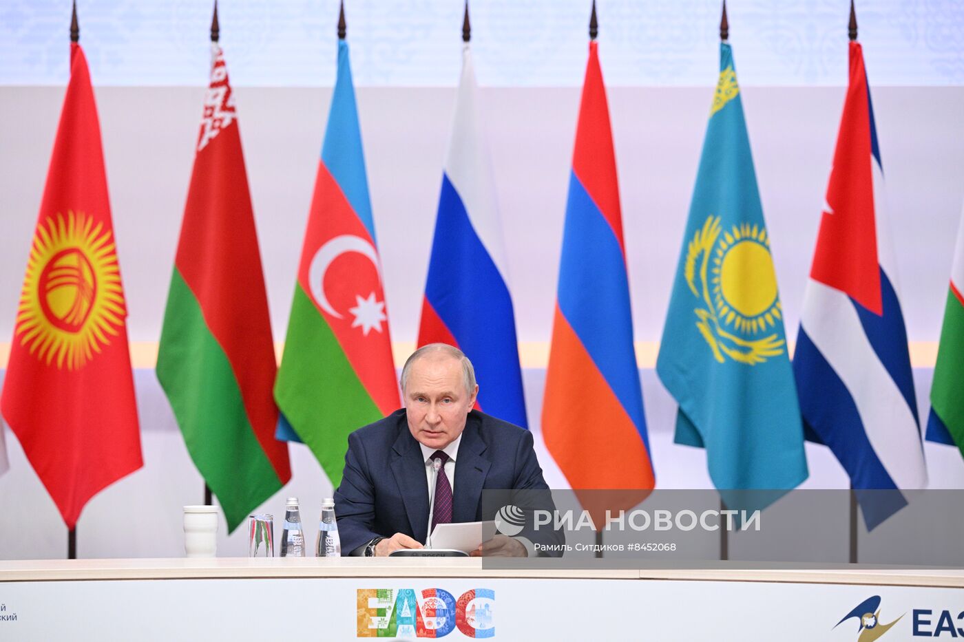 Президент РФ В. Путин провел встречу с главами правительств, участвующих в заседаниях ЕМПС и совета глав правительств СНГ