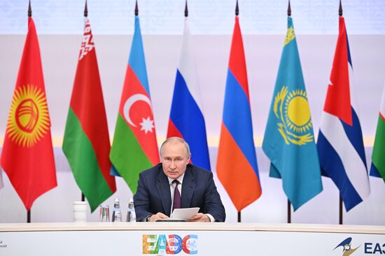 Президент РФ В. Путин провел встречу с главами правительств, участвующих в заседаниях ЕМПС и совета глав правительств СНГ 