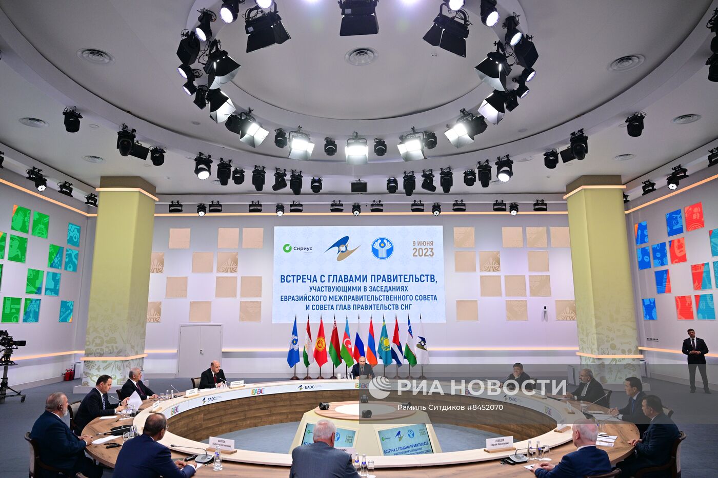 Президент РФ В. Путин провел встречу с главами правительств, участвующих в заседаниях ЕМПС и совета глав правительств СНГ