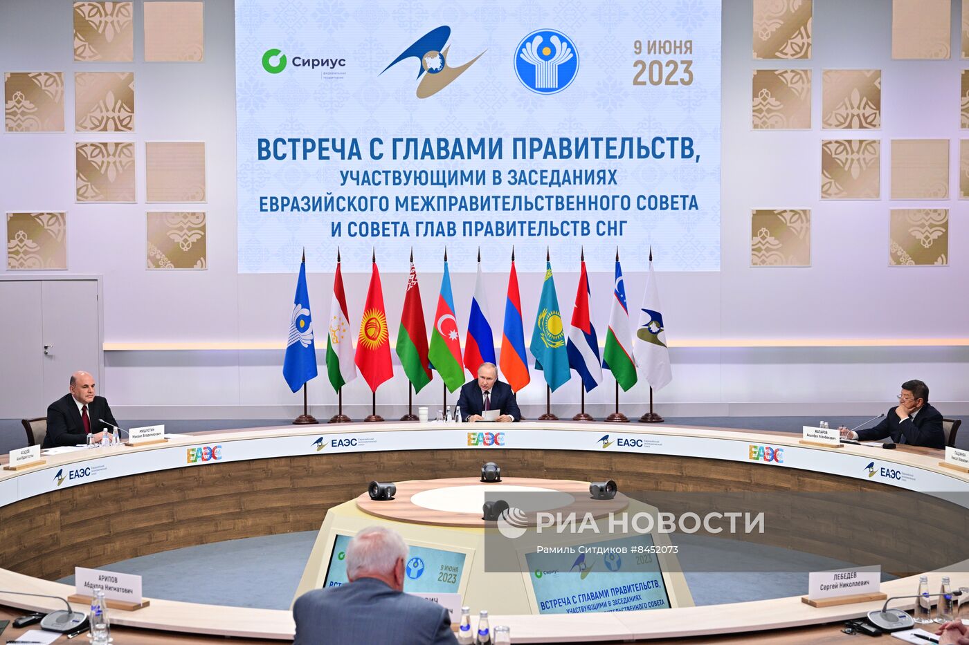 Президент РФ В. Путин провел встречу с главами правительств, участвующих в заседаниях ЕМПС и совета глав правительств СНГ