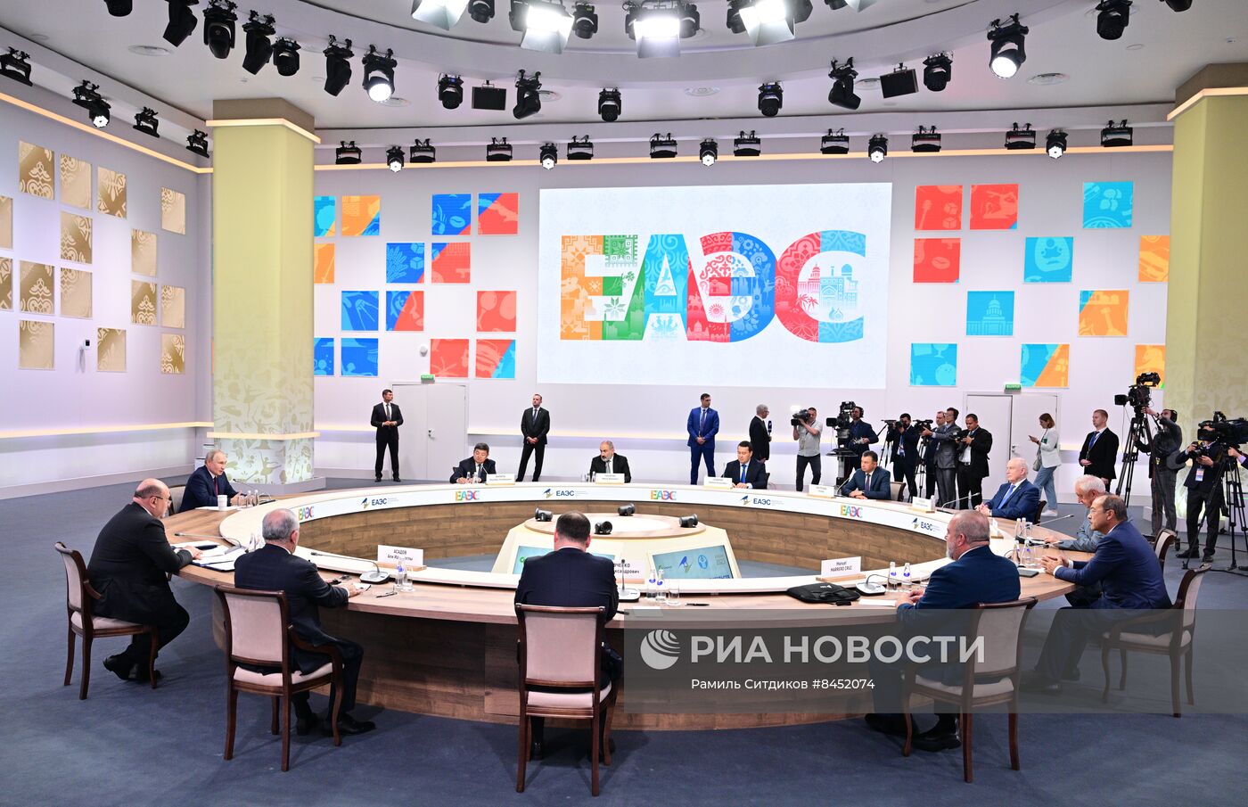 Президент РФ В. Путин провел встречу с главами правительств, участвующих в заседаниях ЕМПС и совета глав правительств СНГ