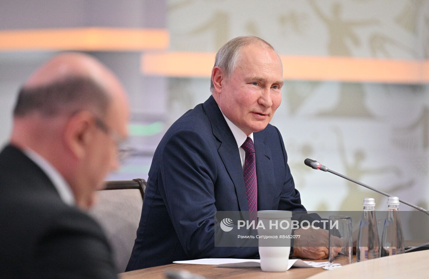 Президент РФ В. Путин провел встречу с главами правительств, участвующих в заседаниях ЕМПС и совета глав правительств СНГ