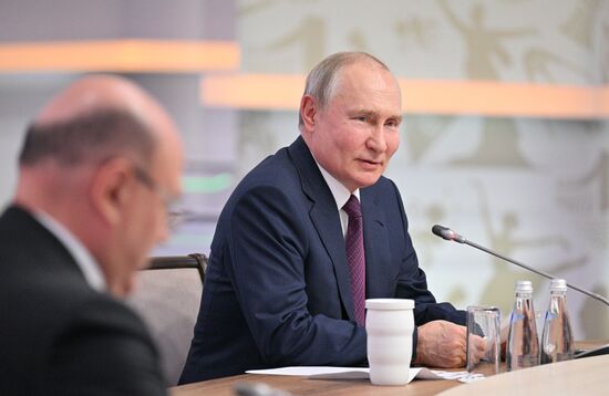 Президент РФ Владимир Путин на встрече с главами, участвующими в заседаниях Евразийского межправительственного совета и совета глав правительств СНГ. Место: Россия, Федеральная территория "Сириус". Автор: Рамиль Ситдиков/РИА Новости. Президент РФ В. Путин провел встречу с главами правительств, участвующих в заседаниях ЕМПС и совета глав правительств СНГ