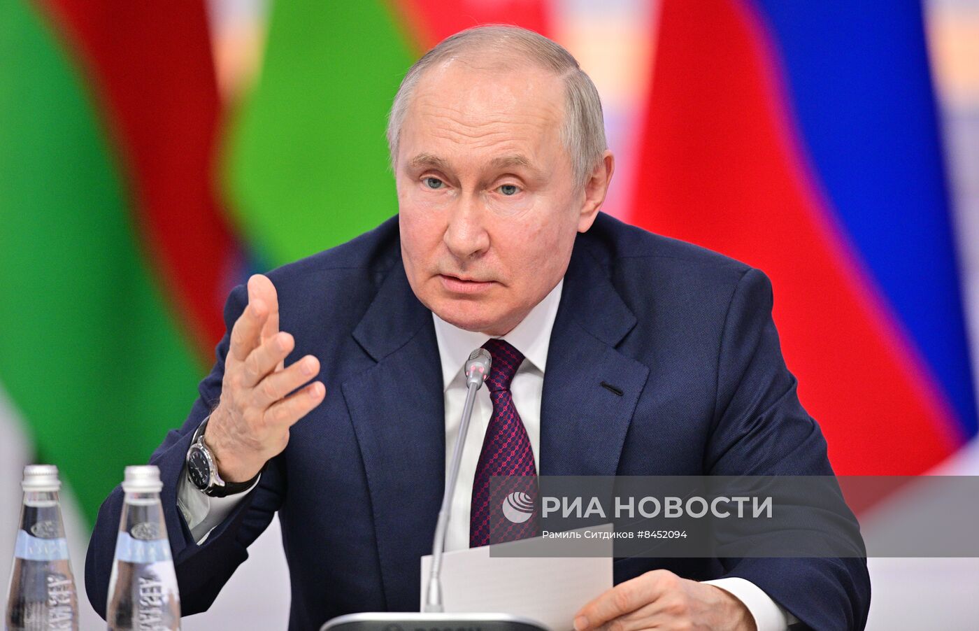Президент РФ В. Путин провел встречу с главами правительств, участвующих в заседаниях ЕМПС и совета глав правительств СНГ