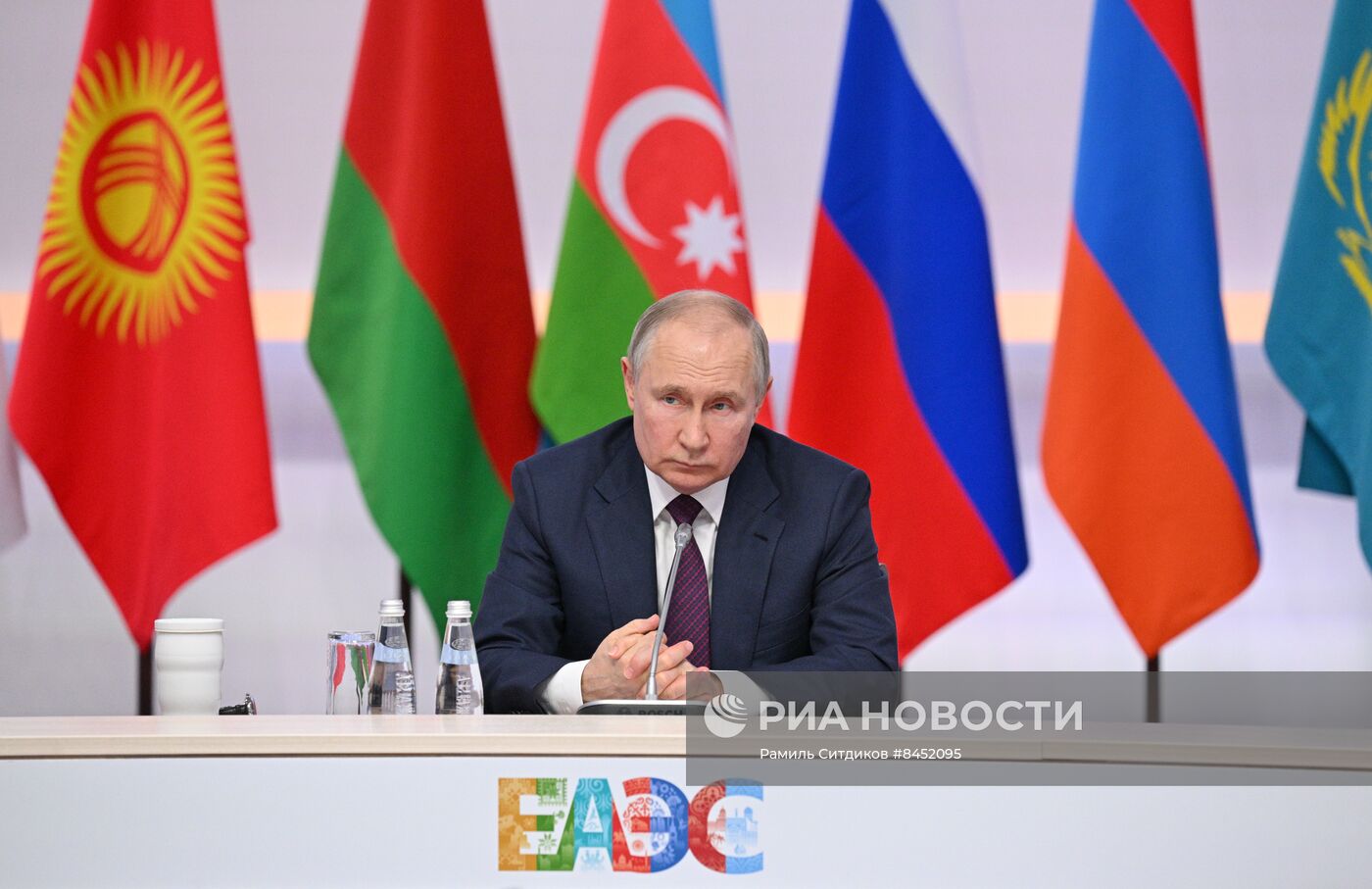 Президент РФ В. Путин провел встречу с главами правительств, участвующих в заседаниях ЕМПС и совета глав правительств СНГ