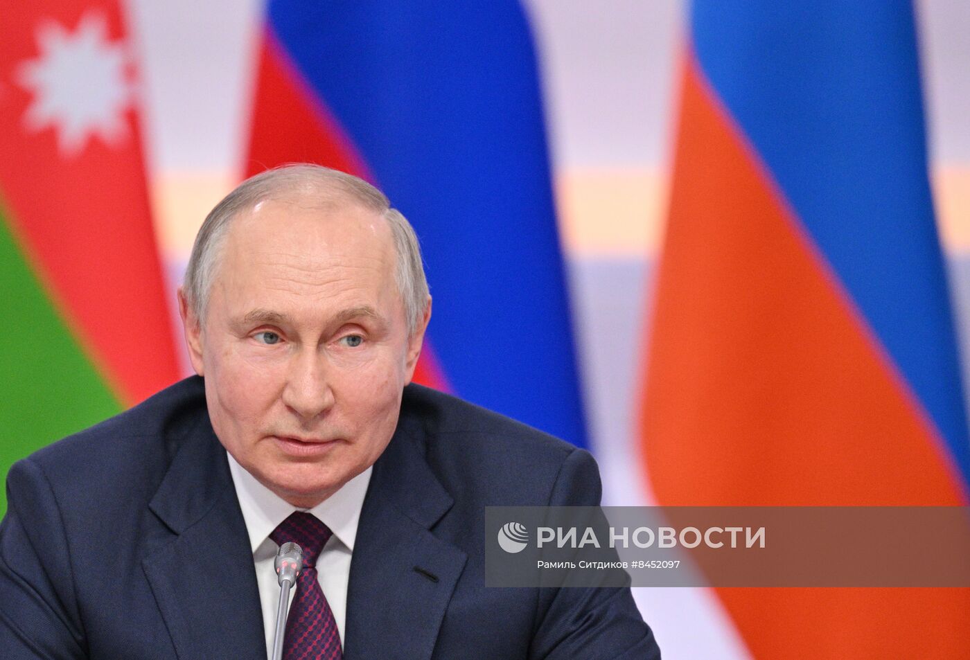 Президент РФ В. Путин провел встречу с главами правительств, участвующих в заседаниях ЕМПС и совета глав правительств СНГ