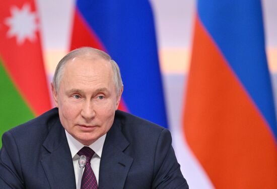 Президент РФ В. Путин провел встречу с главами правительств, участвующих в заседаниях ЕМПС и совета глав правительств СНГ 