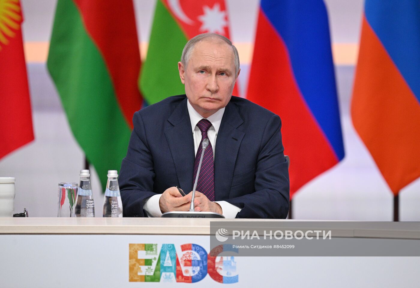 Президент РФ В. Путин провел встречу с главами правительств, участвующих в заседаниях ЕМПС и совета глав правительств СНГ