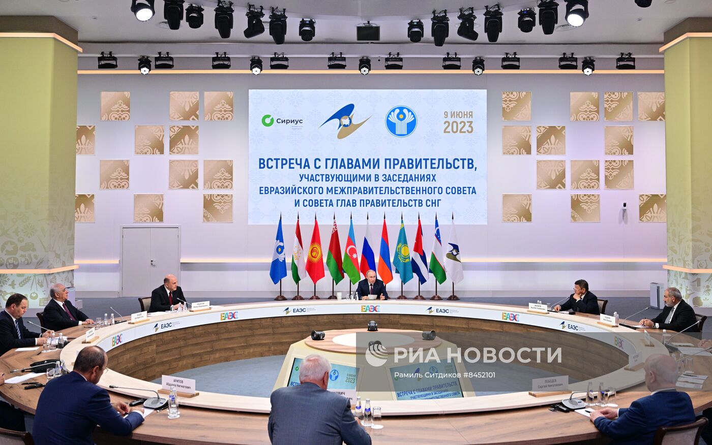 Президент РФ В. Путин провел встречу с главами правительств, участвующих в заседаниях ЕМПС и совета глав правительств СНГ