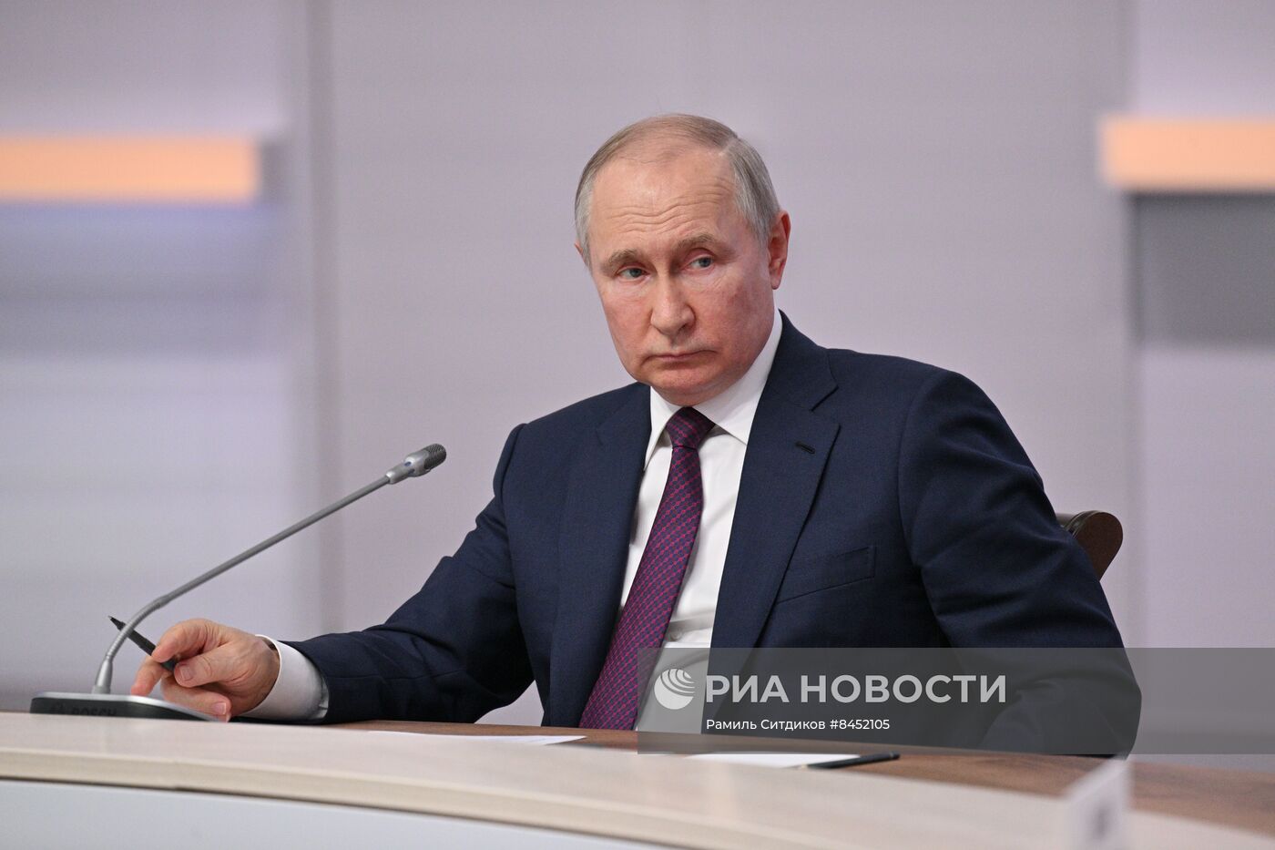 Президент РФ В. Путин провел встречу с главами правительств, участвующих в заседаниях ЕМПС и совета глав правительств СНГ