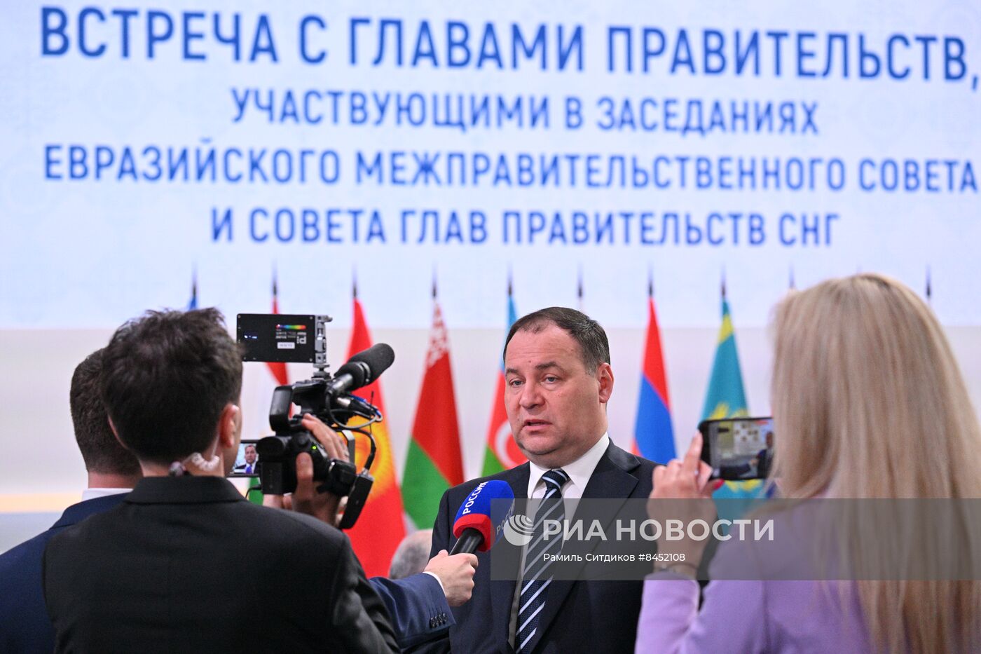 Президент РФ В. Путин провел встречу с главами правительств, участвующих в заседаниях ЕМПС и совета глав правительств СНГ