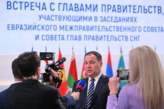 Премьер-министр Белоруссии Роман Головченко выступает перед журналистами перед началом встречи президента РФ В. Путина и премьер-министра РФ М. Мишустина с главами, участвующими в заседаниях Евразийского межправительственного совета и совета глав правительств СНГ. Место: Россия, Федеральная территория "Сириус". Автор: Рамиль Ситдиков/РИА Новости. Президент РФ В. Путин провел встречу с главами правительств, участвующих в заседаниях ЕМПС и совета глав правительств СНГ