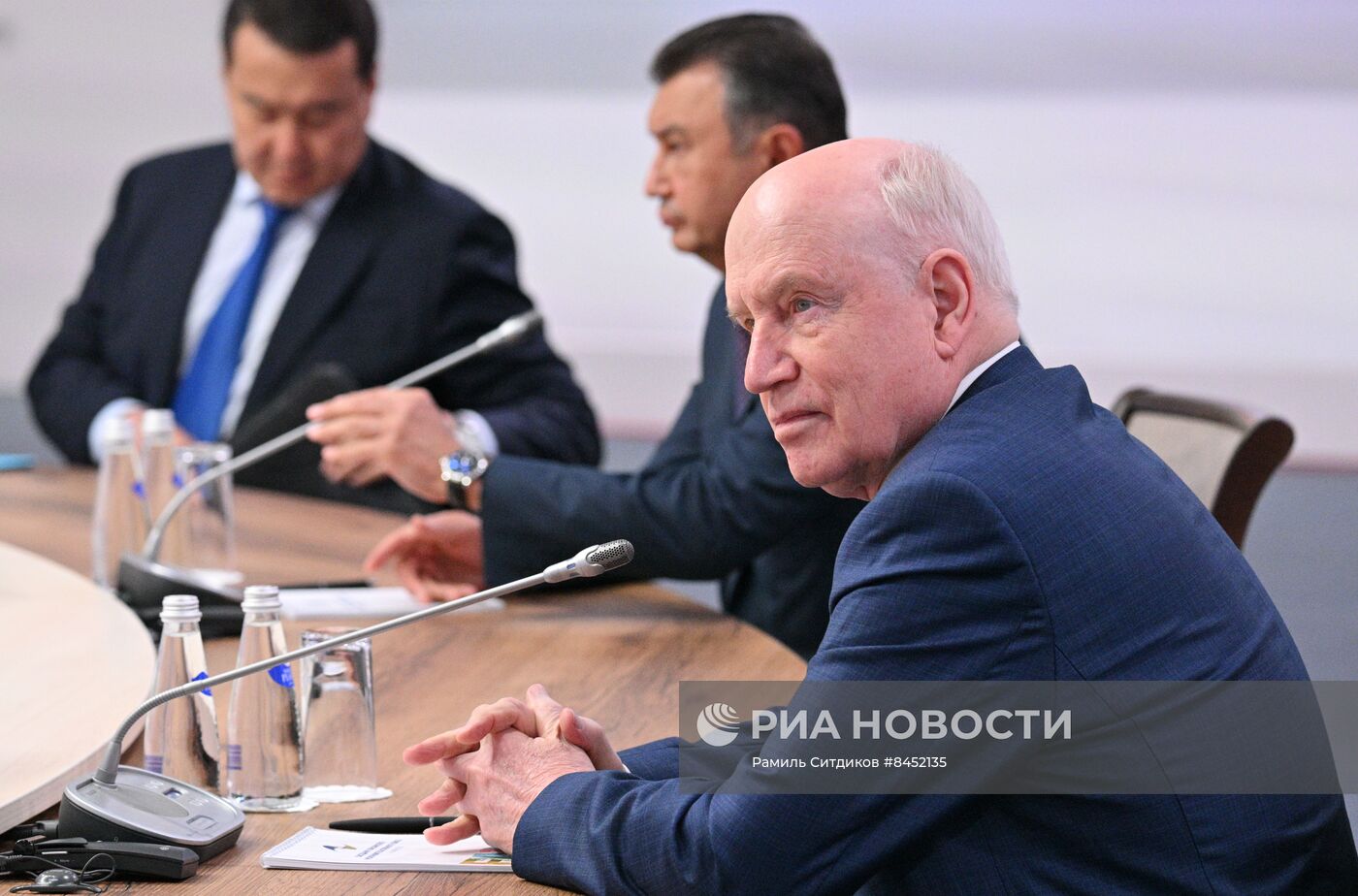 Президент РФ В. Путин провел встречу с главами правительств, участвующих в заседаниях ЕМПС и совета глав правительств СНГ