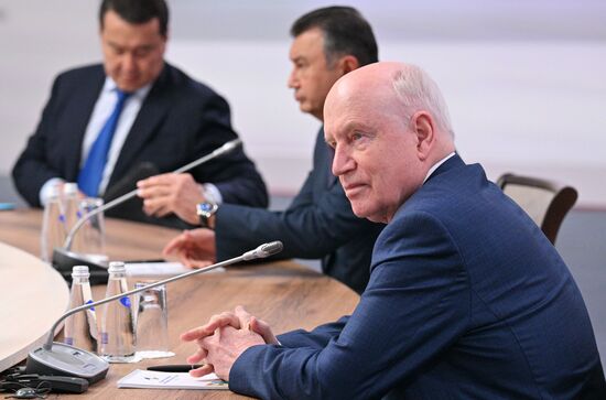 Президент РФ В. Путин провел встречу с главами правительств, участвующих в заседаниях ЕМПС и совета глав правительств СНГ 