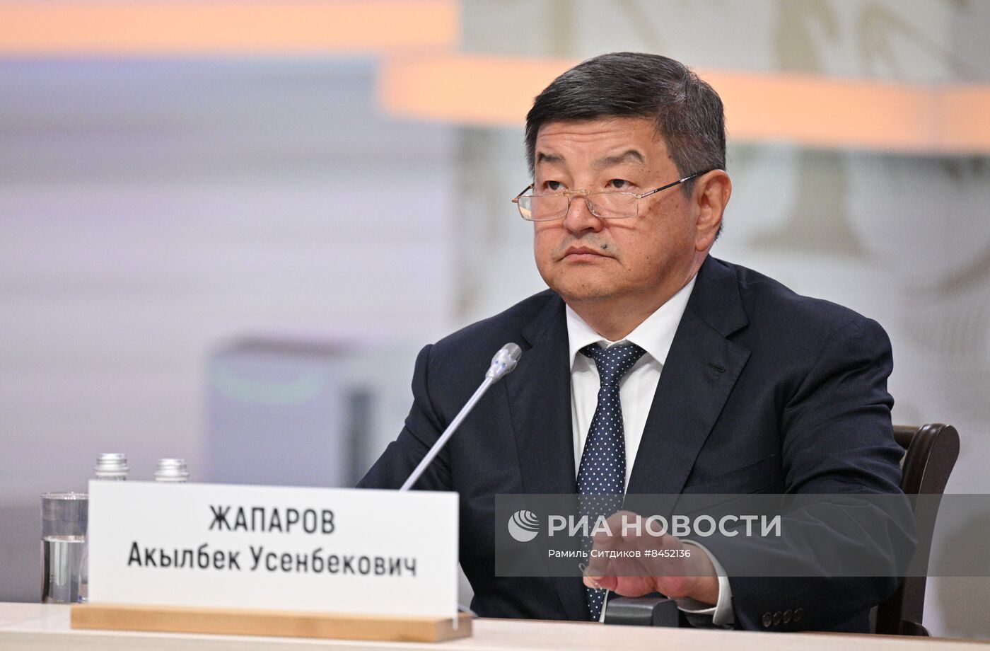 Президент РФ В. Путин провел встречу с главами правительств, участвующих в заседаниях ЕМПС и совета глав правительств СНГ