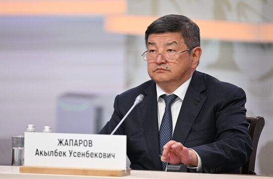 Председатель кабинета министров - руководитель администрации президента Киргизии Акылбек Жапаров перед началом встречи президента РФ Владимира Путина с главами, участвующими в заседаниях Евразийского межправительственного совета и совета глав правительств СНГ. Место: Россия, Федеральная территория "Сириус". Автор: Рамиль Ситдиков/РИА Новости. Президент РФ В. Путин провел встречу с главами правительств, участвующих в заседаниях ЕМПС и совета глав правительств СНГ