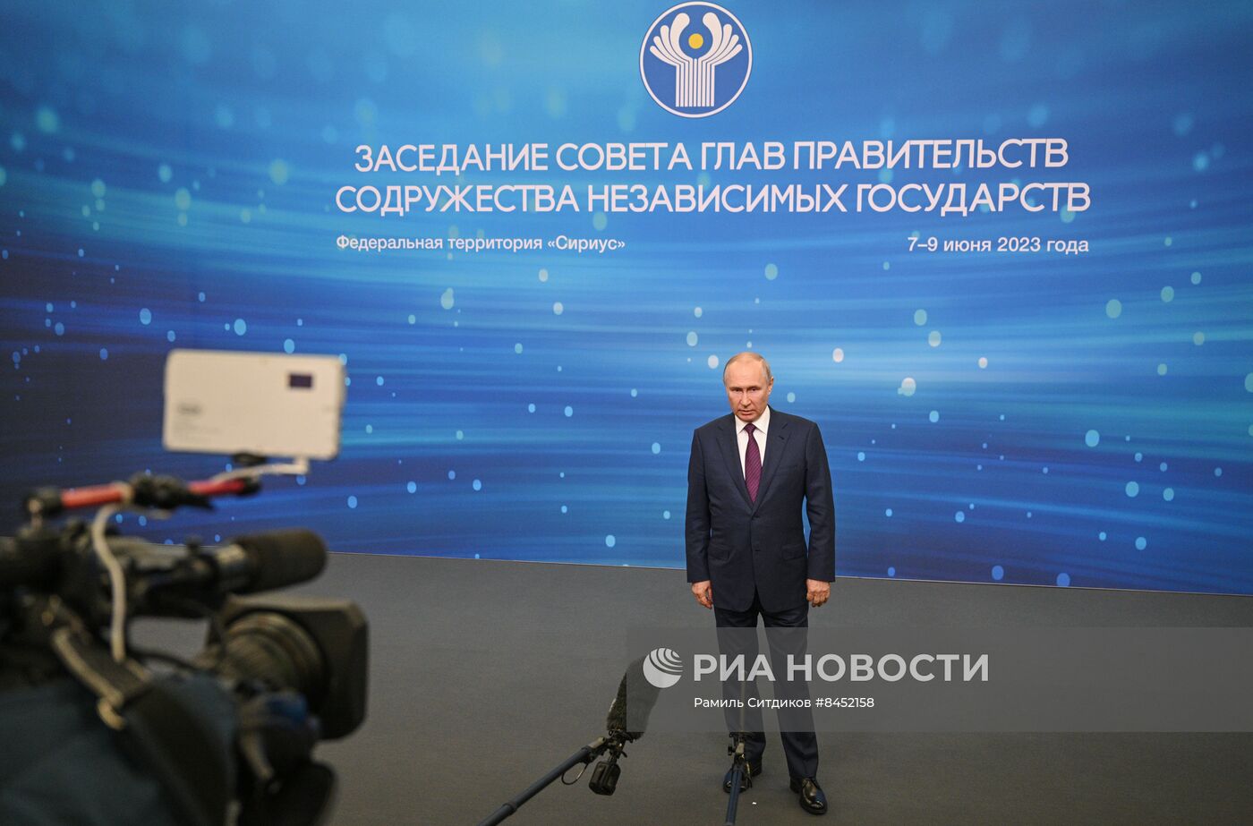 Президент РФ В. Путин провел встречу с главами правительств, участвующих в заседаниях ЕМПС и совета глав правительств СНГ