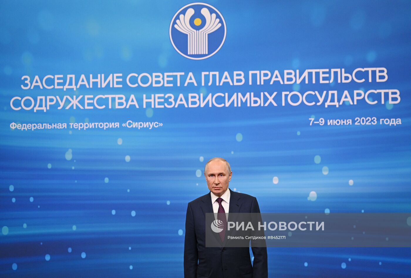 Президент РФ В. Путин провел встречу с главами правительств, участвующих в заседаниях ЕМПС и совета глав правительств СНГ