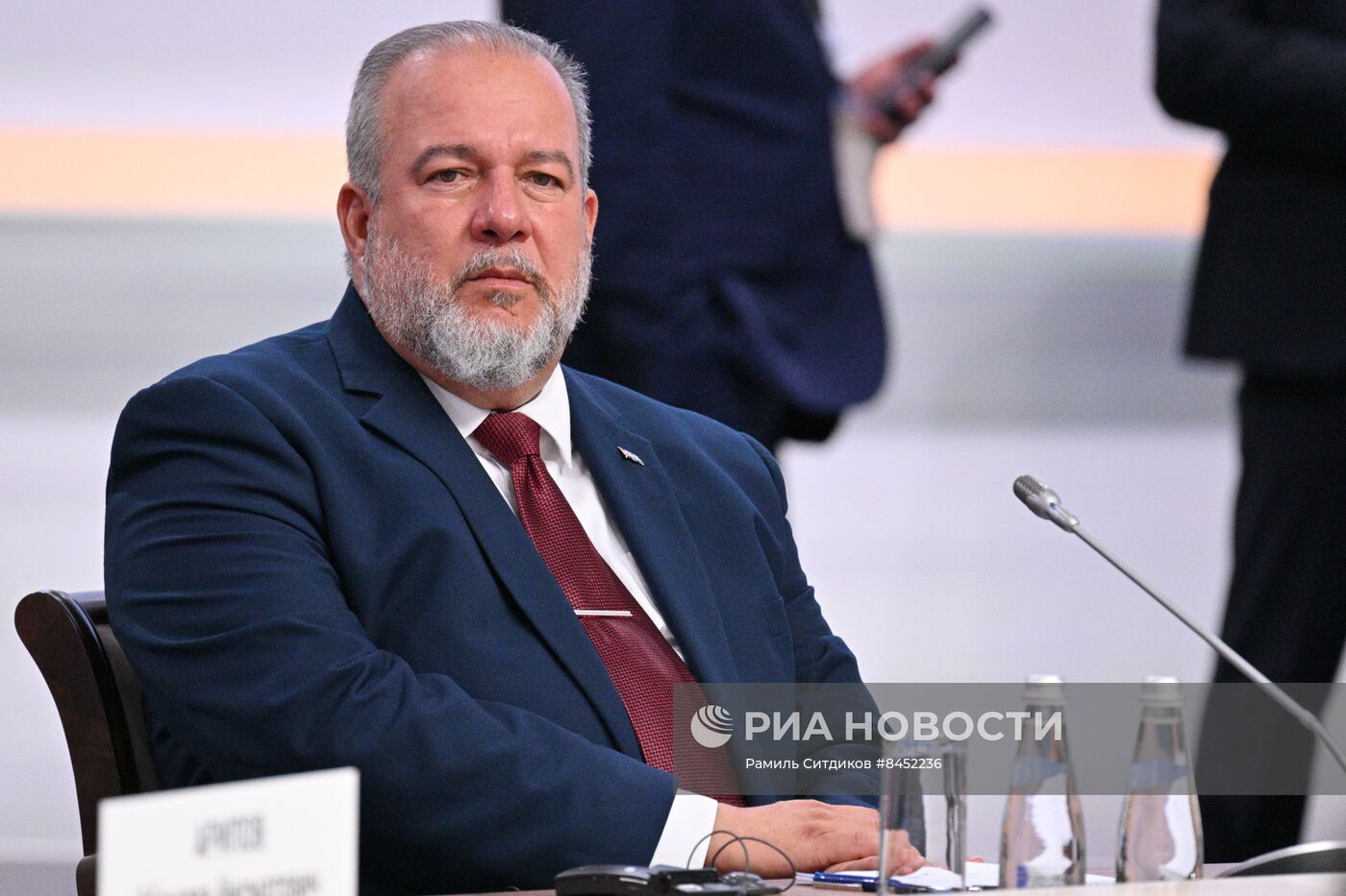 Президент РФ В. Путин провел встречу с главами правительств, участвующих в заседаниях ЕМПС и совета глав правительств СНГ