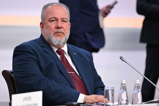 Президент РФ В. Путин провел встречу с главами правительств, участвующих в заседаниях ЕМПС и совета глав правительств СНГ 