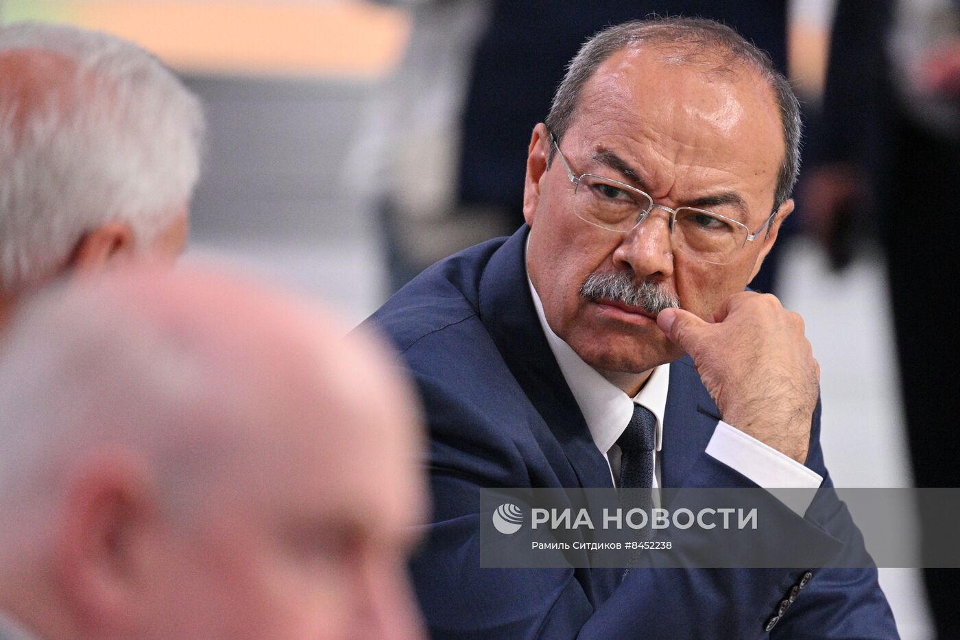 Президент РФ В. Путин провел встречу с главами правительств, участвующих в заседаниях ЕМПС и совета глав правительств СНГ