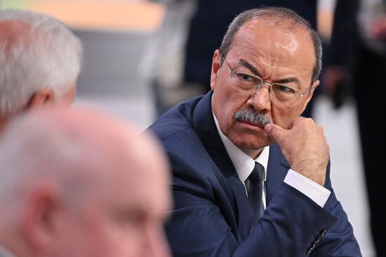Премьер-министр Узбекистана Абдулла Арипов перед началом встречи президента РФ Владимира Путина с главами, участвующими в заседаниях Евразийского межправительственного совета и совета глав правительств СНГ. Место: Россия, Федеральная территория "Сириус". Автор: Рамиль Ситдиков/РИА Новости. Президент РФ В. Путин провел встречу с главами правительств, участвующих в заседаниях ЕМПС и совета глав правительств СНГ