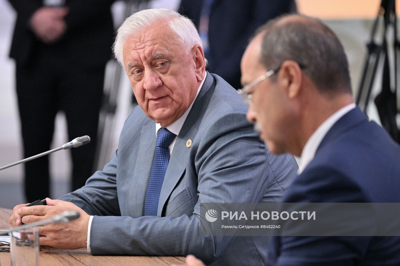 Президент РФ В. Путин провел встречу с главами правительств, участвующих в заседаниях ЕМПС и совета глав правительств СНГ