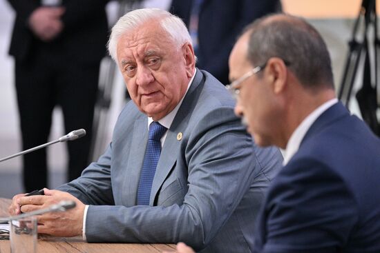 Председатель Коллегии Евразийской экономической комиссии Михаил Мясникович перед началом встречи президента РФ Владимира Путина с главами, участвующими в заседаниях Евразийского межправительственного совета и совета глав правительств СНГ. Место: Россия, Федеральная территория "Сириус". Автор: Рамиль Ситдиков/РИА Новости. Президент РФ В. Путин провел встречу с главами правительств, участвующих в заседаниях ЕМПС и совета глав правительств СНГ