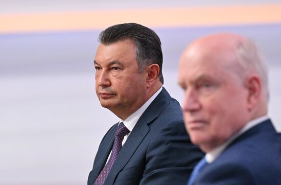 Премьер-министр Таджикистана Кохир Расулзода перед началом встречи президента РФ Владимира Путина с главами, участвующими в заседаниях Евразийского межправительственного совета и совета глав правительств СНГ. Место: Россия, Федеральная территория "Сириус". Автор: Рамиль Ситдиков/РИА Новости. Президент РФ В. Путин провел встречу с главами правительств, участвующих в заседаниях ЕМПС и совета глав правительств СНГ